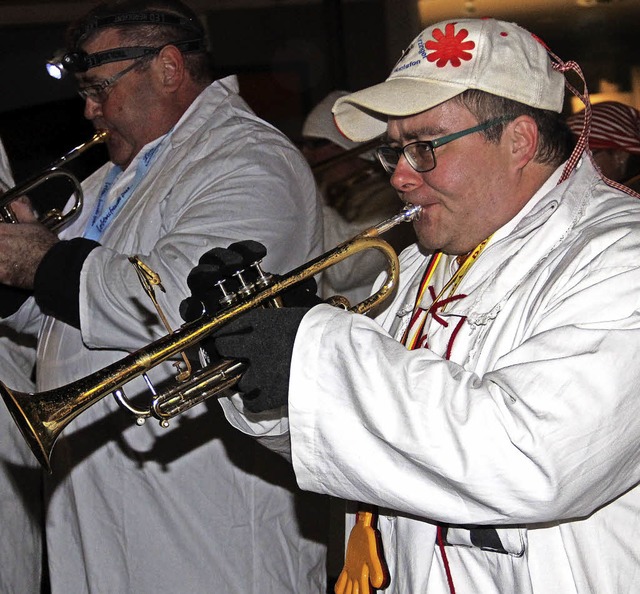 Mit Musik geht alles besser &#8211; auch Hemdglunkiumzge.   | Foto: m.Weber