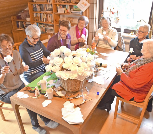 Die Frauen des ehemaligen Bastelkreise...-Jahr-Feier kreieren sie weie Rosen.   | Foto: Donner