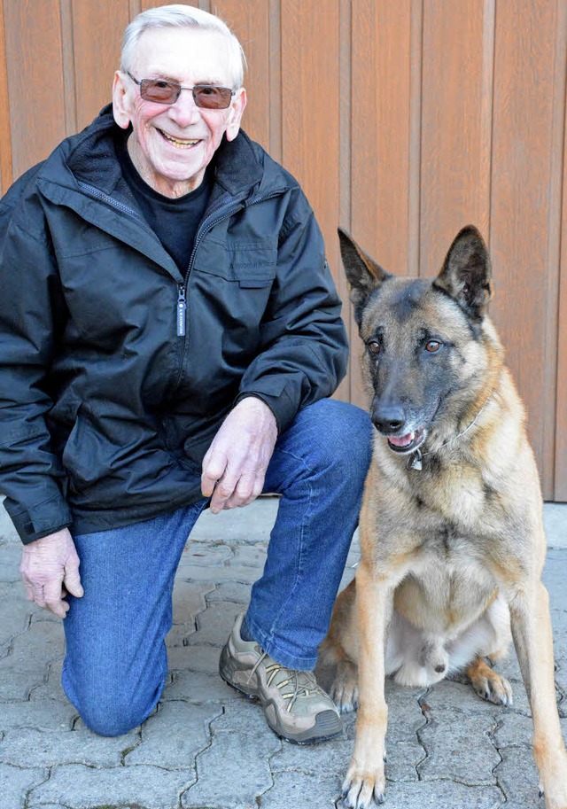 Willi Bachthaler mit seinem Hund Eiko vom Wehebach   | Foto: Lauber