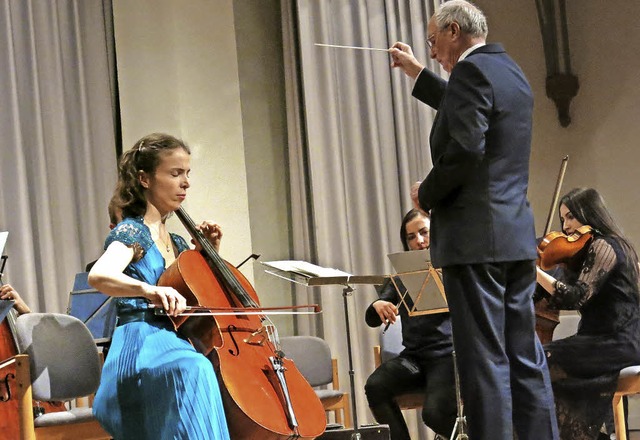 Tatjana Uhde am Cello als Solistin des Jugendorchesters Baden-Baden  | Foto: Georg Vo