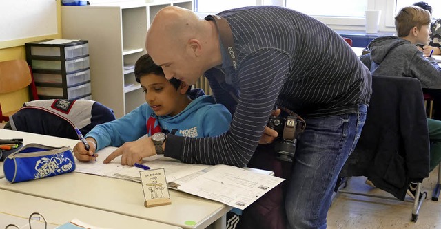 Lehrer helfen ihren Schlern. Die knn...r auch alleine oder in Gruppen lernen.  | Foto: Emilia Keller