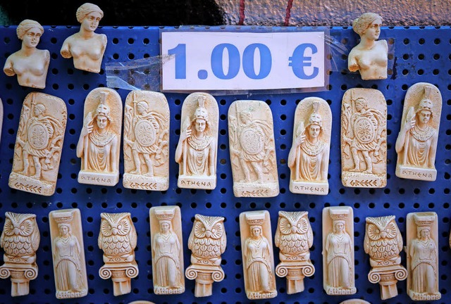 Alles fr einen Euro: die Auslage eines Souvenirhndlers in Athen   | Foto: dpa