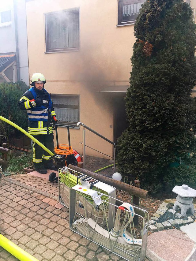 Starke Rauchentwicklung gab es beim Br...ler eines Wohnhauses in Pfaffenweiler.  | Foto: Feuerwehr Pfaffenweiler