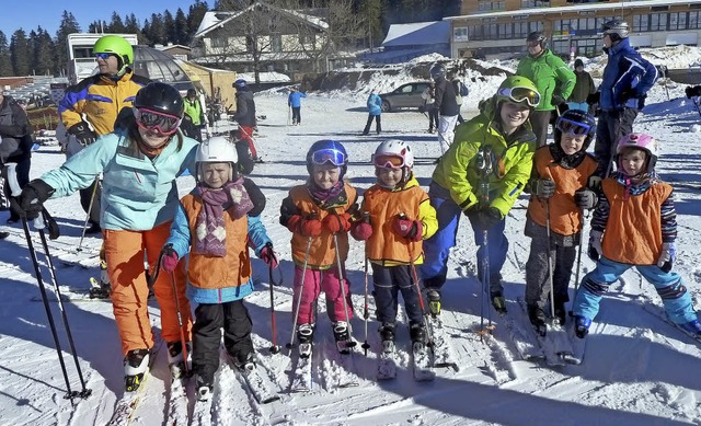 Kleine und groe Skifahrer haben sich mit dem Wintersport vertraut gemacht.   | Foto: Verein
