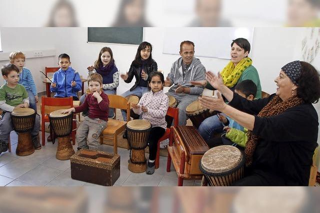 Kinder singen und trommeln