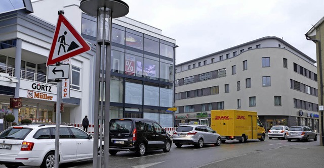 Weil sich der Verkehr auf der Abbieges...erden, wohl aber eine Aufpflasterung.   | Foto: Nino Betz