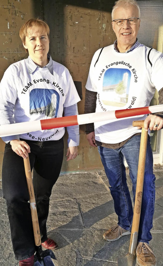 Pfarrer von Oppen und Maria Mattisseck...ten fr den Umbau der Christuskirche.   | Foto: Privat