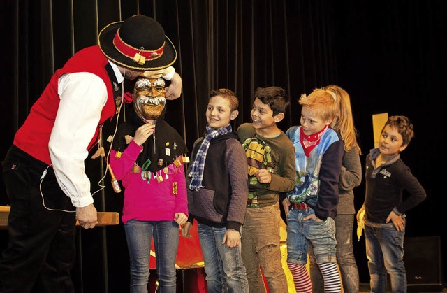 Fasnetunterricht in der  Grundschule i... durfte auch mal die Larve aufsetzen.   | Foto: Narrenzunft