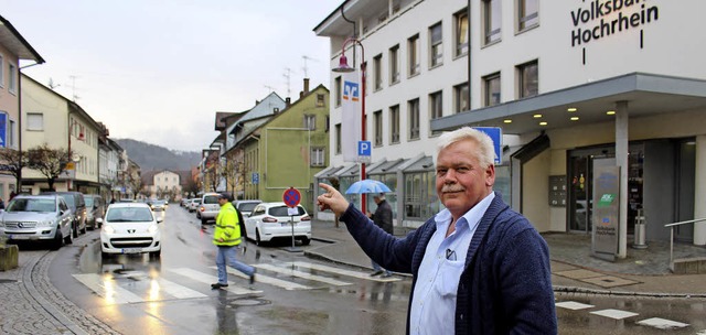 Tiefbauamtsleiter Theo Merz zeigt, wo ...is hin zur bestehenden Fugngerzone.   | Foto: Klatt-D&#39;Souza