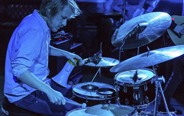 Der Klang des Schlagzeugs allein ist d...ummer Moritz Baumgrtner  nicht genug.  | Foto: Carlotta Huber