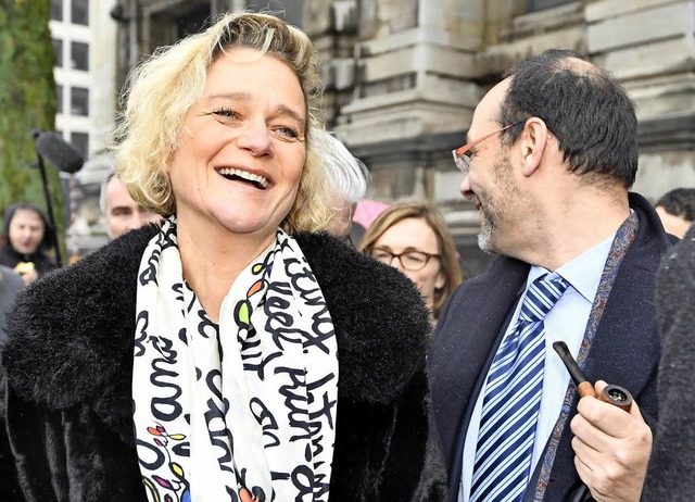 Delphine Bol lacht neben ihrem Anwalt.  | Foto: dpa
