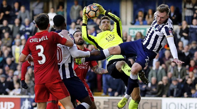 Hat im Tor von Englands Meister Leices...Der Ex-Hannoveraner Ron-Robert Zieler   | Foto: afp