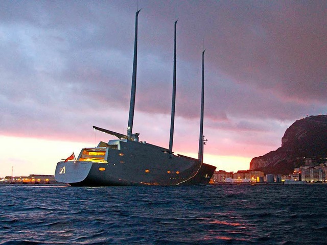 Die Segeljacht A liegt am Hafen vor Gibraltar.  | Foto: dpa