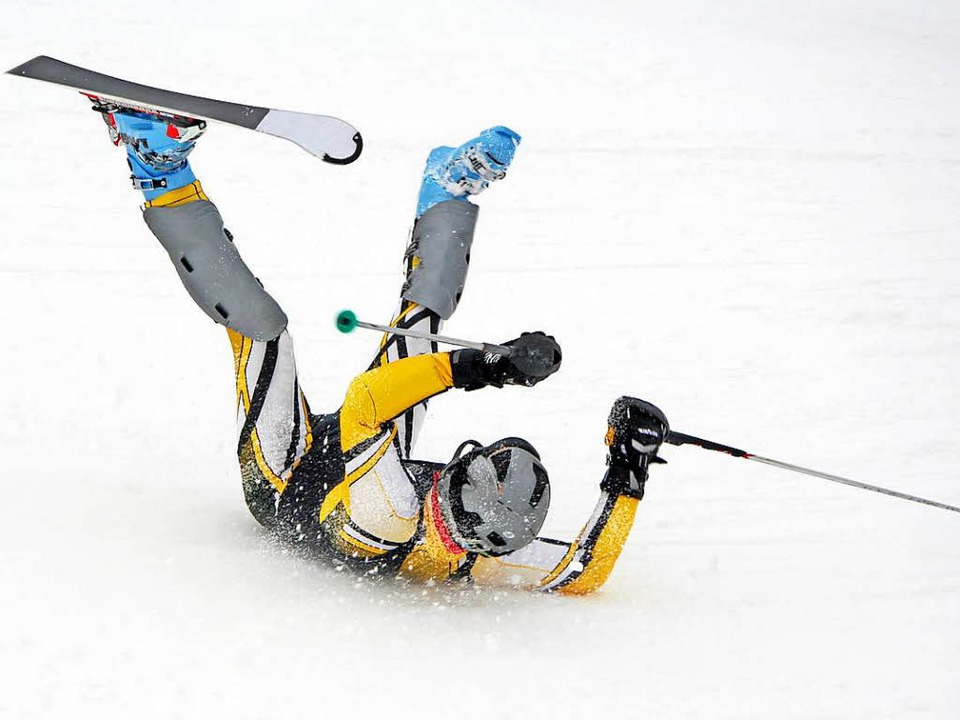 Kann mit Brüchen enden: ein Sturz mit Skiern  im Schnee      | Foto: Drew (fotolia)