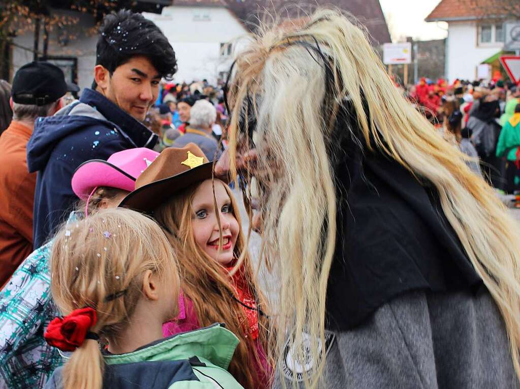 Gute Stimmung herrschte beim Umzug am Klpfertag in Dittishausen, an dem 35 Gruppen mit weit ber 1000 Teilnehmern mit den Zuschauern allerhand Schabernack trieben.