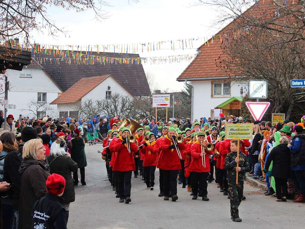 Gute Stimmung herrschte beim Umzug am Klpfertag in Dittishausen, an dem 35 Gruppen mit weit ber 1000 Teilnehmern mit den Zuschauern allerhand Schabernack trieben.