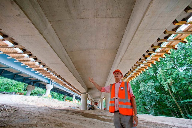 Bei Kontrollen wird auch besonders auf die  Unterseite der Brcke geachtet.  | Foto: Daniel Karmann