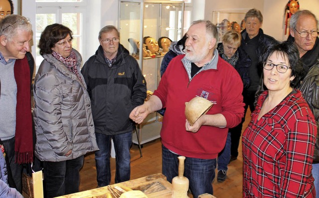 Peter Pfaff mit Larve in der Hand und ... erlutern, wie eine Maske entsteht.    | Foto: Dagobert Maier