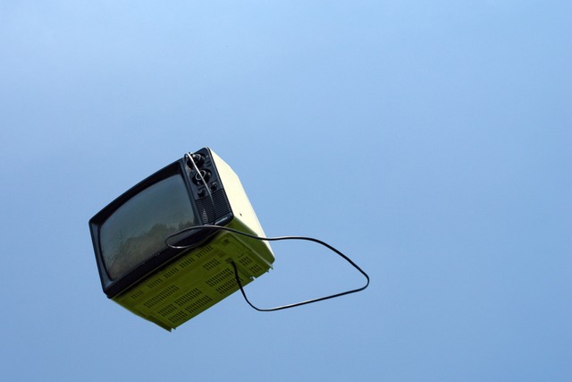 Ein Fernseher flog wohl aus dem Fenster (Symbolbild).  | Foto: Photocase.de/eris23