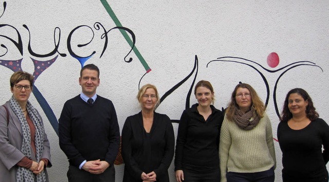 Spendenbergabe, von  links:  Elke Wei...nd zwei Besucherinnen von Ellefriede.   | Foto: Privat