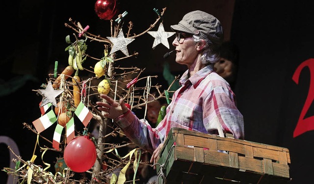 Marie Luise Wiechers erlutert die Sache mit dem Weihnachtsbaum.   | Foto: Heidi Fssel