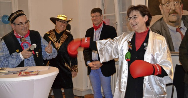 Narrenbndnis zu Gast  im Rathaus: Edi...r Stadtteile  Boxhandschuhe geschenkt.  | Foto: Reimold