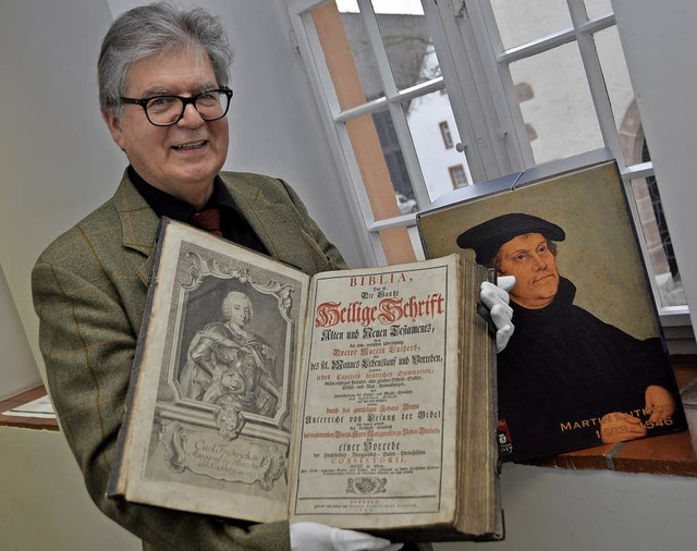 Peter Kunze mit der kostbaren Luther-Bibel, die 1748 in Lrrach gedruckt wurde  | Foto: Daniel Gramespacher