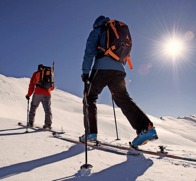 Skiwandern im Sonnenschein: auch im Schwarzwald ein Genuss   | Foto: DPA