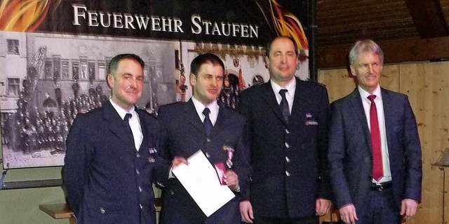 Fr 25 Jahre im Dienste der Feuerwehr ...Staufens Brgermeister Michael Benitz.  | Foto: Manfred Burkert