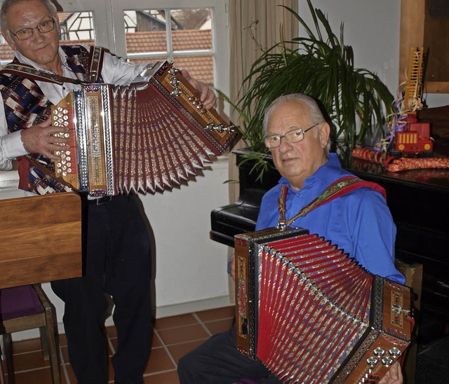 Die Akkordeonspieler Heinz Rsch und Otto Karli  | Foto: Paul Schleer