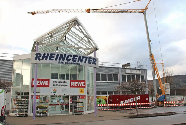 Die Sanierungsarbeiten am Rheincenter in Bad Sckingen haben bereits begonnen.   | Foto: Martin Kpfer