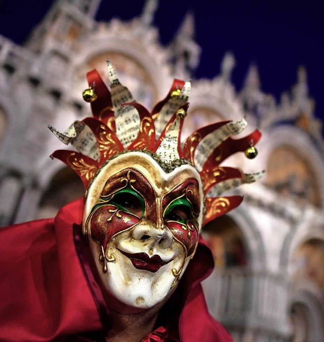 Die Masken  des venezianischen Karneva...rmalerweise aus Pappmach angefertigt.  | Foto: AFP