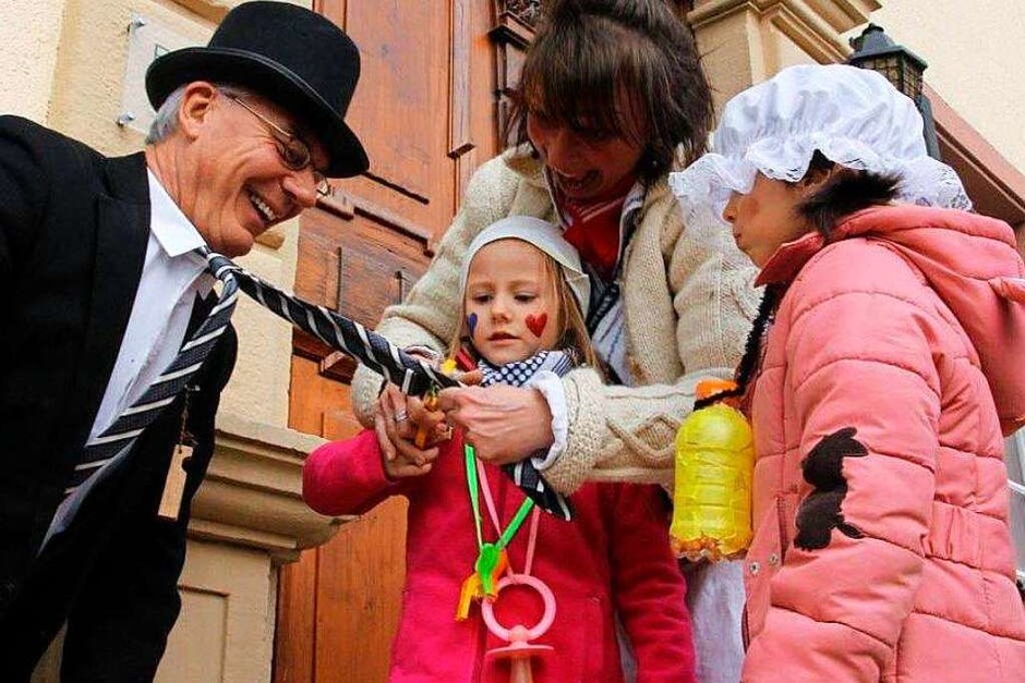 Bürgermeister Rainer Mosbach verliert in Ebringen seinen Schlips. (Foto: Frowalt Janzer) Bürgermeister Rainer Mosbach verliert in Ebringen seinen Schlips. (Foto: Frowalt Janzer)