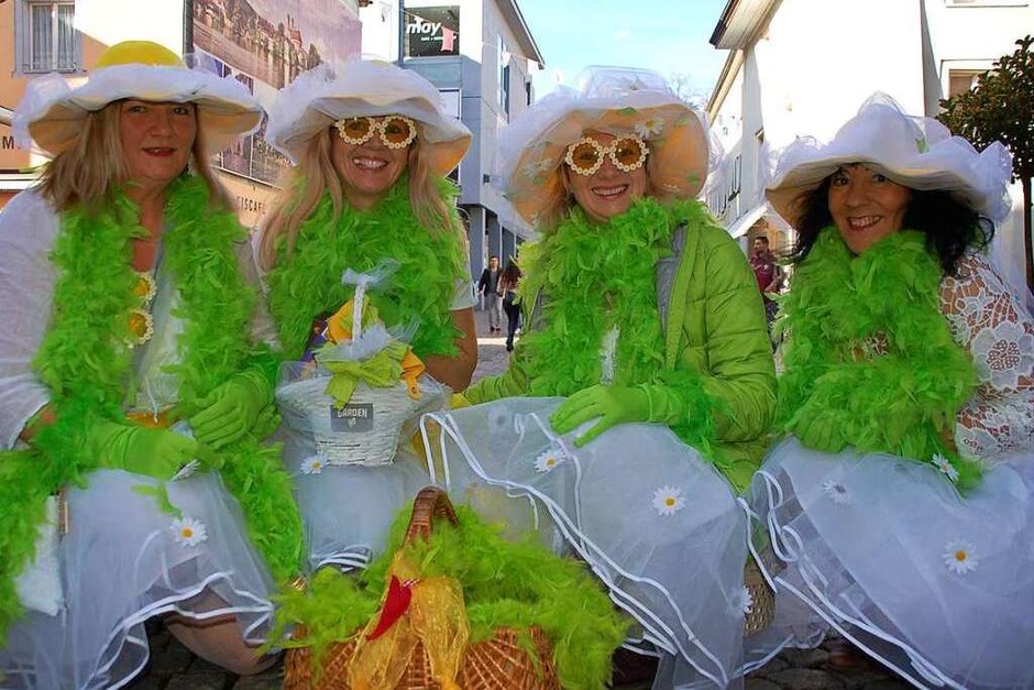 Wehe, wenn sie losgelassen: Kunterbunt trieben es die Wiiber beim Wiiberklatsch und tanzten und feierten aus vollen Zügen. Nur der armen Männerwelt entging die bunte Wiiberpracht, sie musste draußen bleiben. (Foto: Hildegard Siebold) Wehe, wenn sie losgelassen: Kunterbunt trieben es die Wiiber beim Wiiberklatsch und tanzten und feierten aus vollen Zügen. Nur der armen Männerwelt entging die bunte Wiiberpracht, sie musste draußen bleiben. (Foto: Hildegard Siebold)