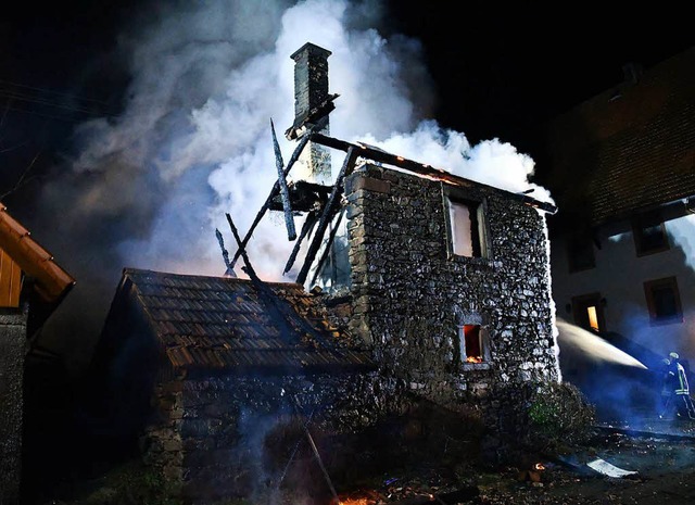 Das Backhaus, in dem sich laut Feuerwe...nerei befand, brannte komplett nieder.  | Foto: Wolfgang Knstle