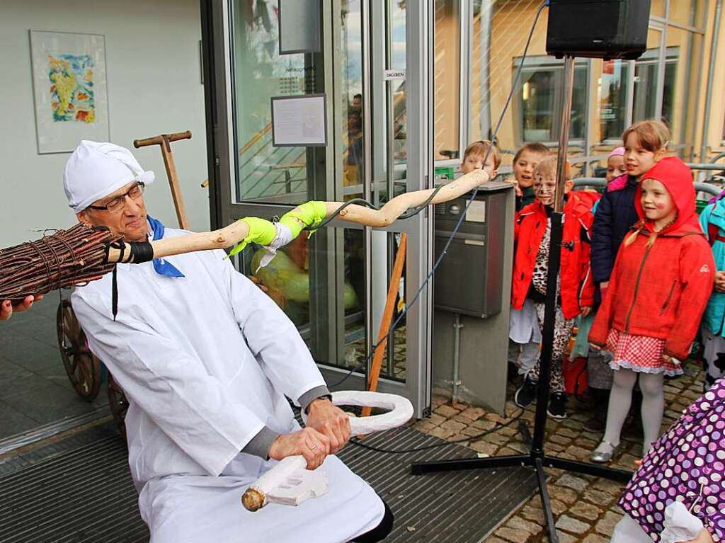 In Ballrechten-Dottingen stellte sich Brgermeister Fehrenbach dem Machtkampf mit den Narren. Er scheiterte schlielich beim Limbo-Tanz unter dem Hexenbesen.