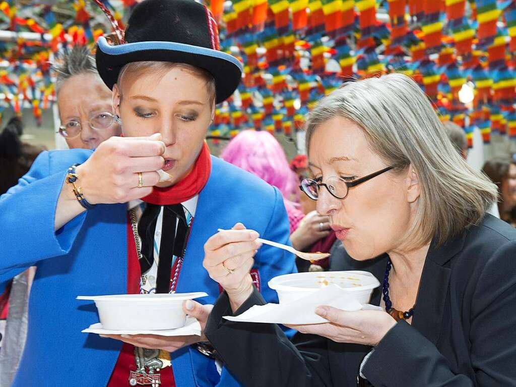 Unter der Fhrung der Hudelis strmten die Narren auch in Mllheim das Rathaus. Die beiden „First Ladies“ durften die Suppe gemeinsam auslffeln.