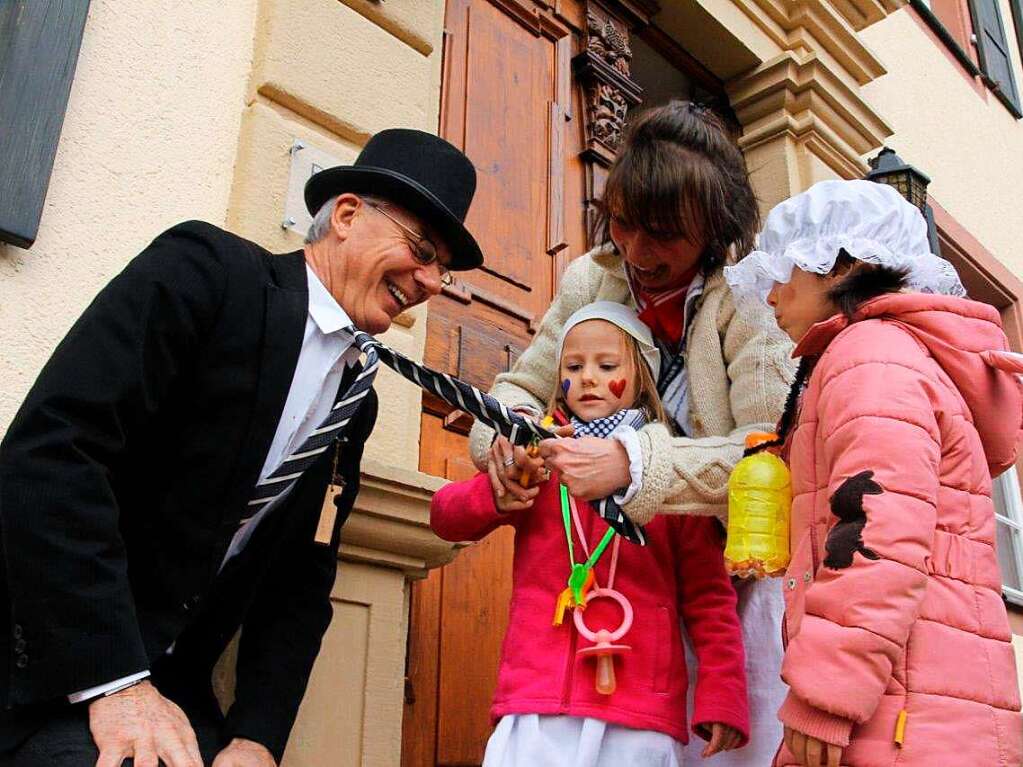 Ebringens Brgermeister Rainer Mosbach verliert den Schlips.