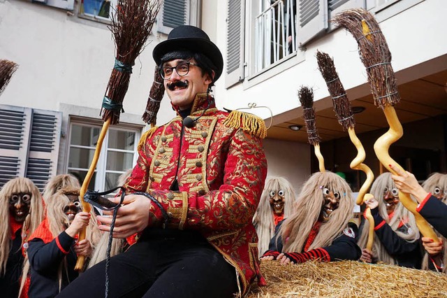 Zirkusdirektor Benjamin Bohn hat gegen die bermacht der Hexen keine Chance.  | Foto: Julius Wilhelm Steckmeister