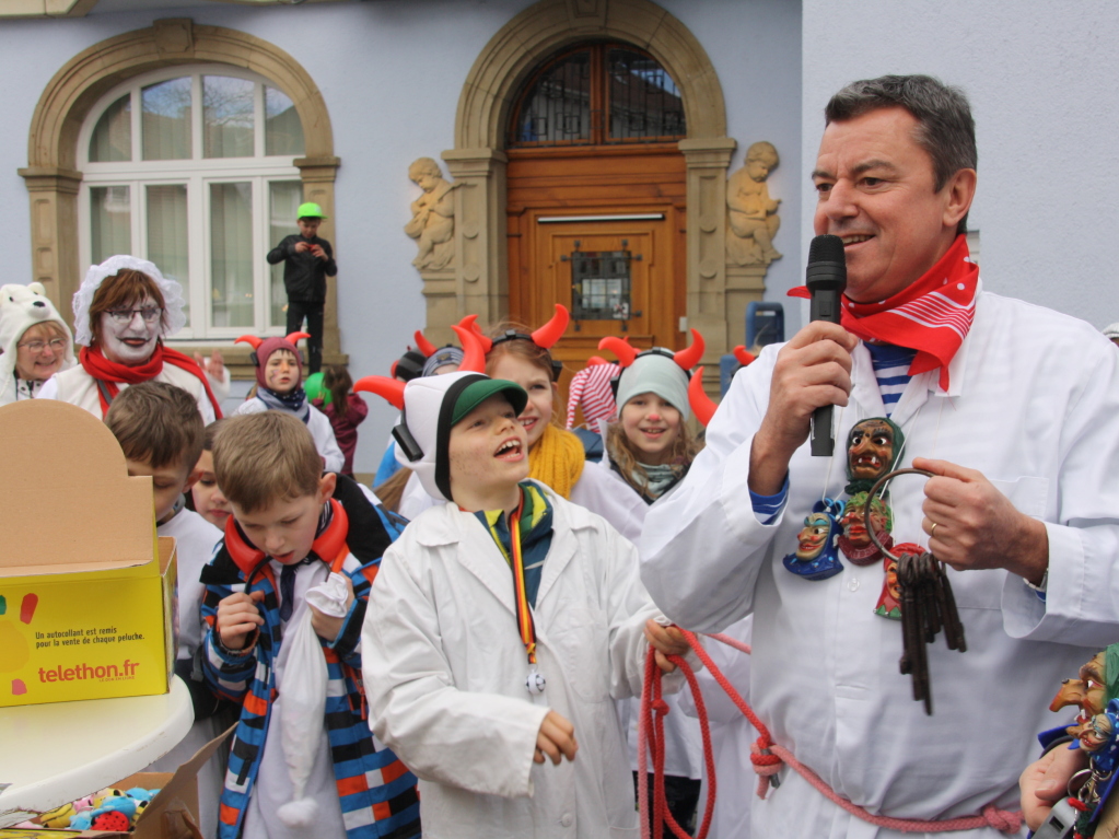 Rathauschef gab sich der nrrischen bermacht geschlagen und die Rathausschlssel ab.