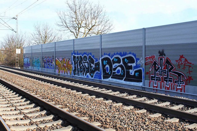 Die ersten Graffitiknstler haben sich...r neuen Lrmschutzwand schon verewigt.  | Foto: Adelbert Mutz
