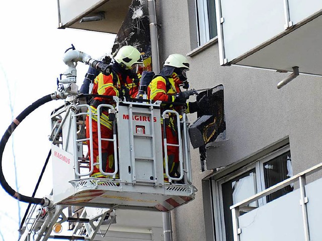 Mit einer Spezialsge ffnete die Feuerwehr die styroporgedmmte Fassade.  | Foto: Konstantin Grlich