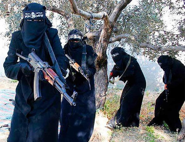 Screenshot aus einem Propagandavideo des IS mit vollverschleierten Frauen.  | Foto: dpa