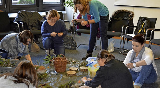 Die Teilnehmerinnen basteln mit Naturmaterialien.  | Foto: ZVG