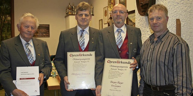 Fritz Gutknecht, Wolfgang Danzeisen un...Vorsitzende Klaus Metzger gratulierte.  | Foto: Elisabeth Jakob Klblin