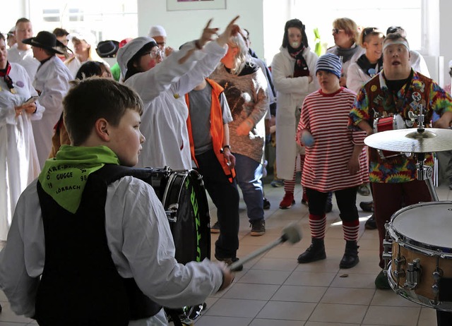 Bei der Lebenshilfe Lrrach wurde mit ...de Lrrach krftig Fasnacht gefeiert.   | Foto: Katharina Bartsch