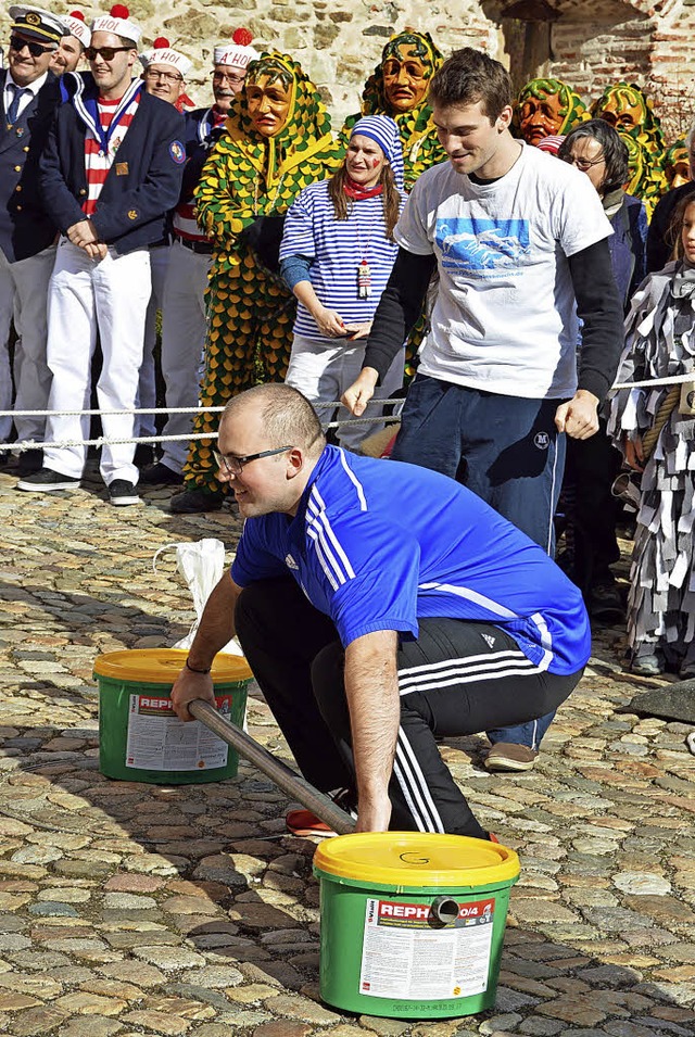Rathausmitarbeiter beim Gewichtheben  | Foto: Gerhard Lck