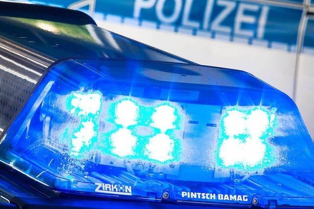 Auto berschlgt sich nach Kollision und bleibt auf dem Dach liegen