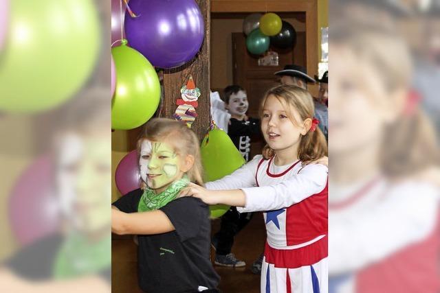 Narren besuchen Kinder in der Talschule