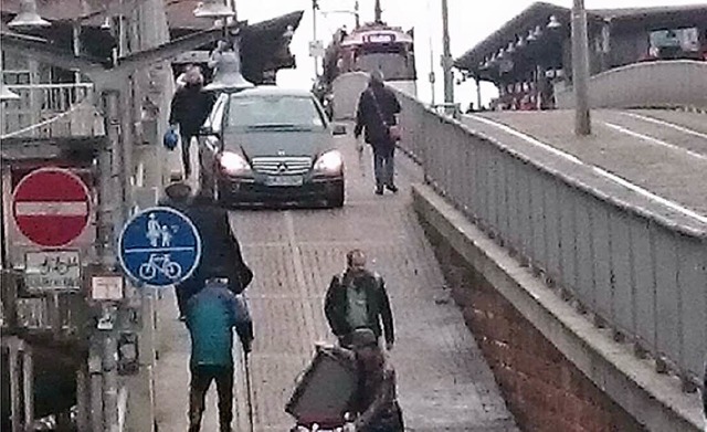 <BZ-FotoAnlauf>Emmendinger</BZ-FotoAnlauf> Mercedes auf der Stadtbahnbrcke   | Foto: privat